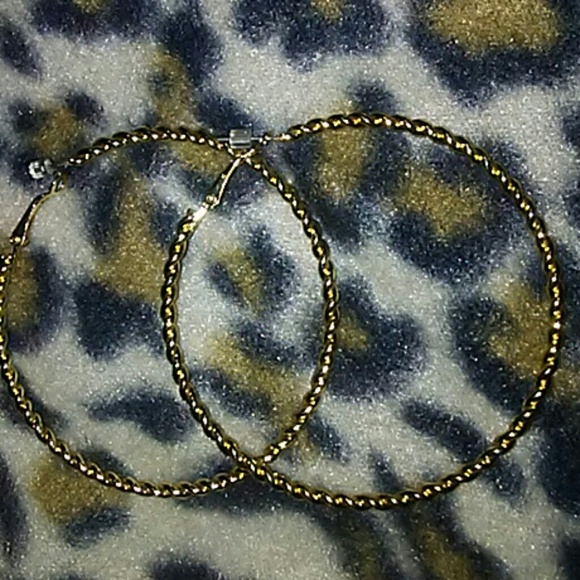 Goldtone 2.5" twisted hoop earrings - Picture 2 of 8